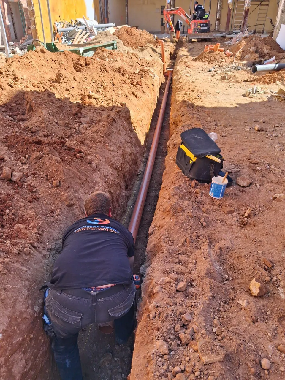 Canalización de tuberías en una zanja exterior Canalización de tuberías en una zanja exterior