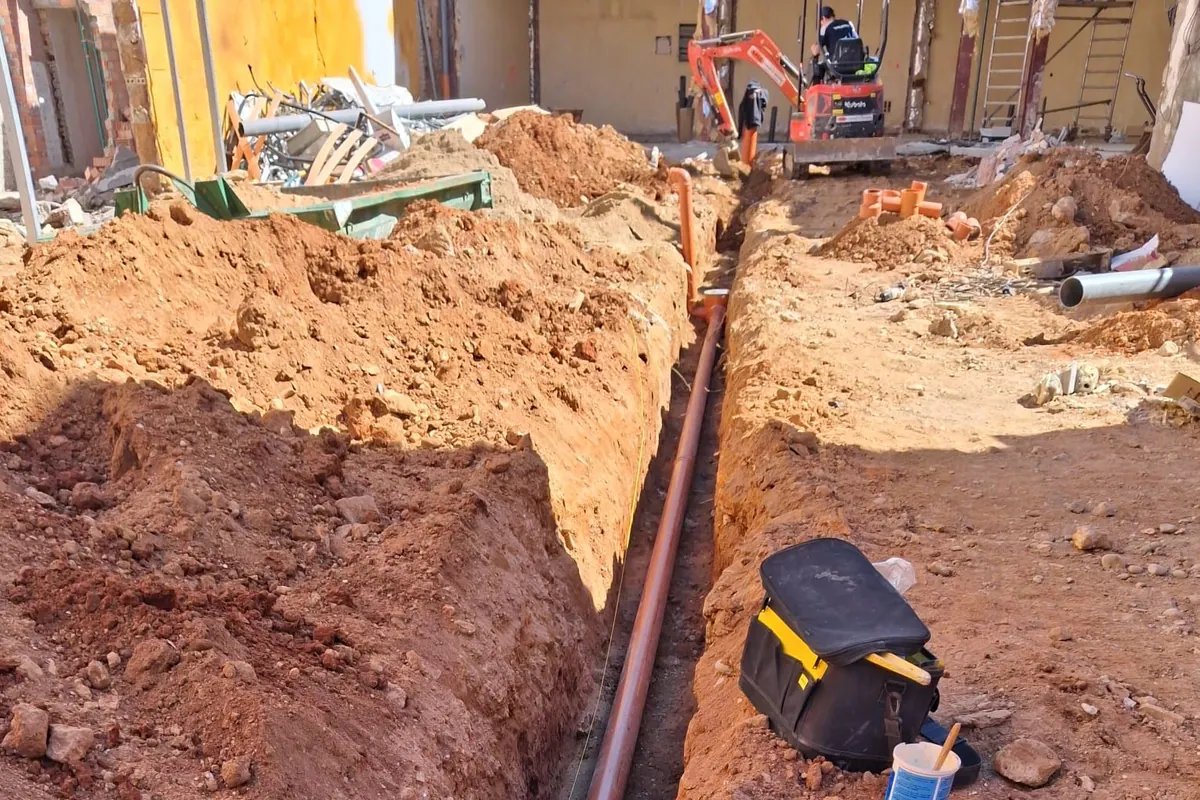 Canalización de tuberías en una zanja exterior