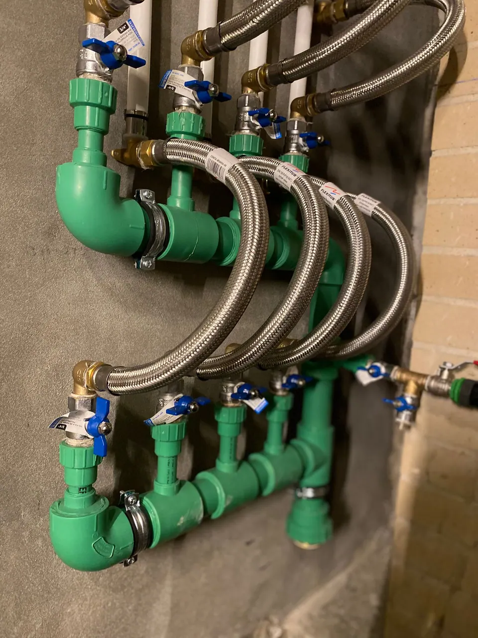 Colector de distribución con tuberías y conexiones de agua
