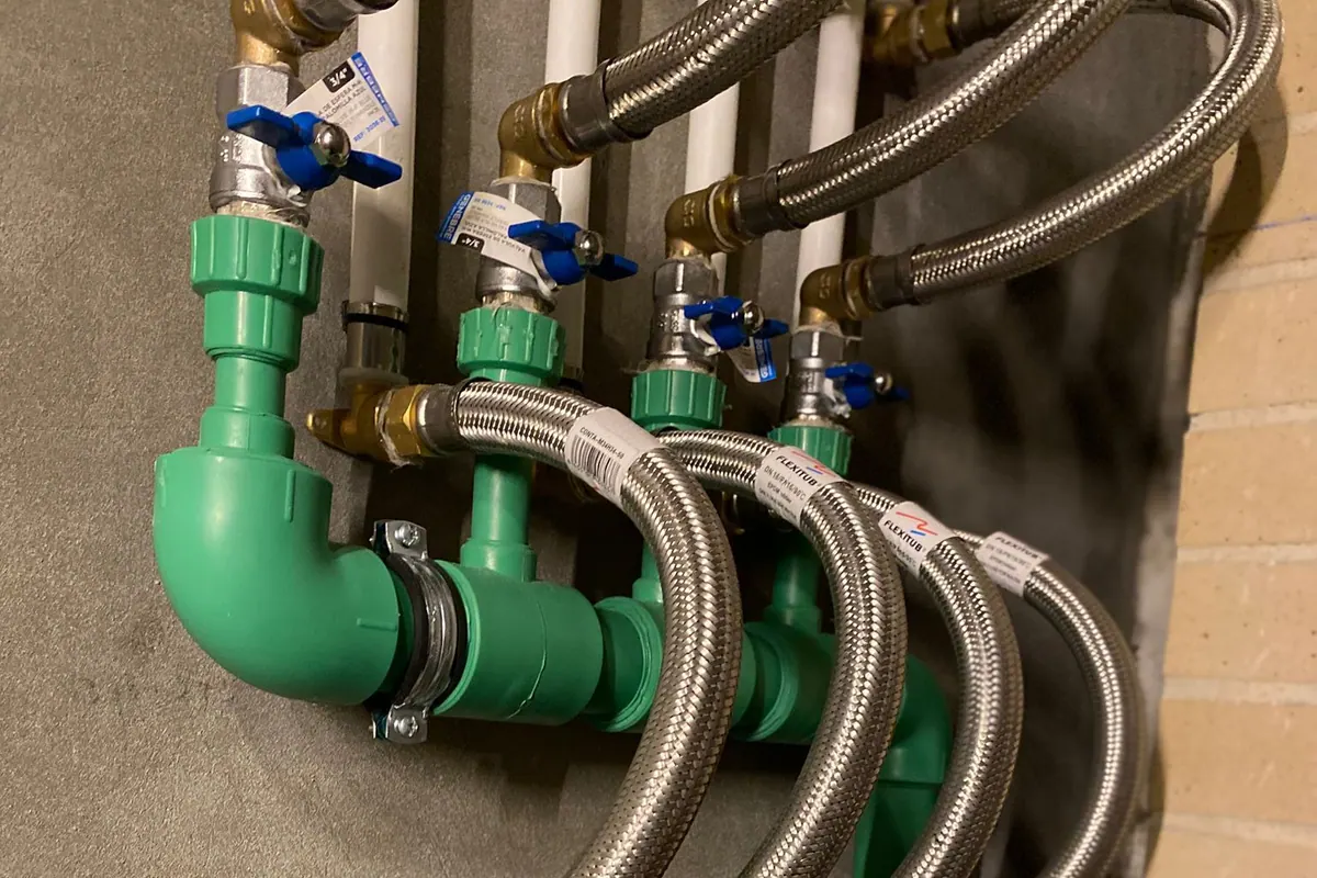 Colector de distribución con tuberías y conexiones de agua