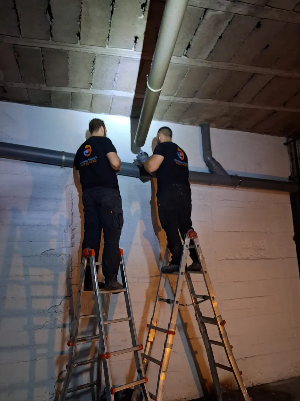 Dos profesionales trabajando en una instalación de tuberías