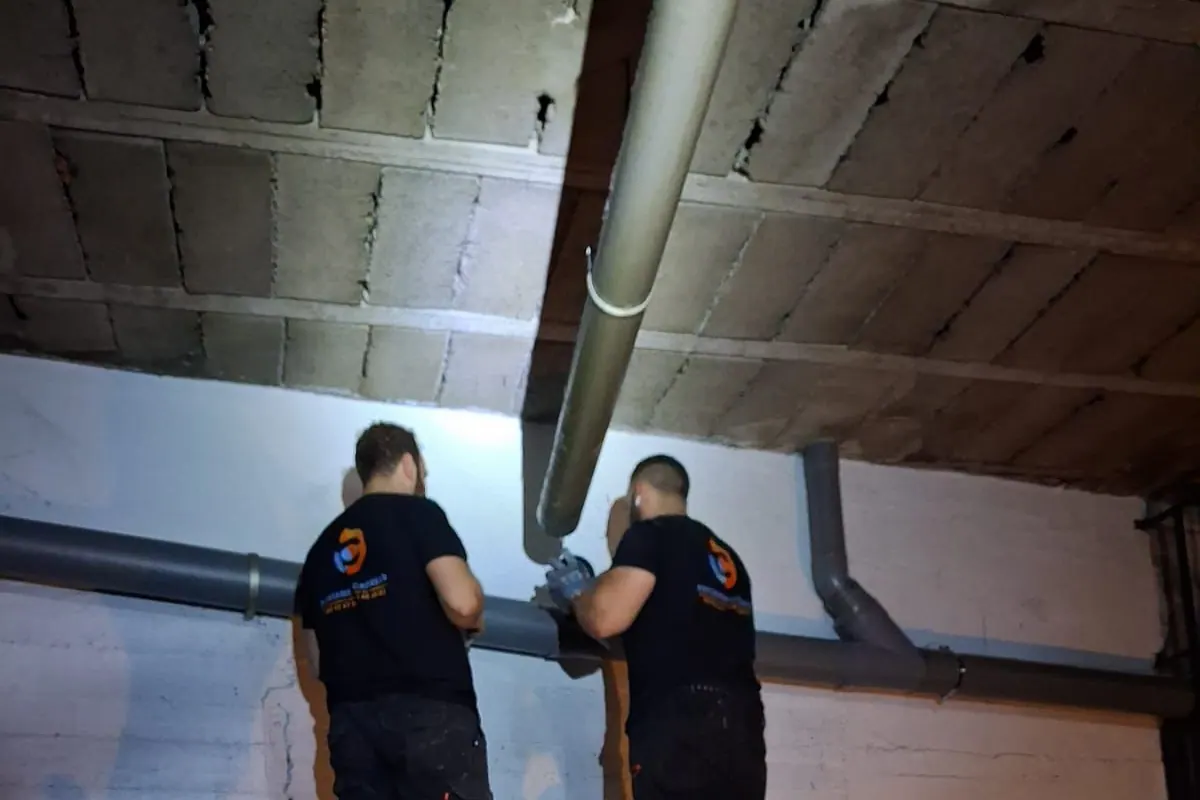 Dos profesionales trabajando en una instalación de tuberías