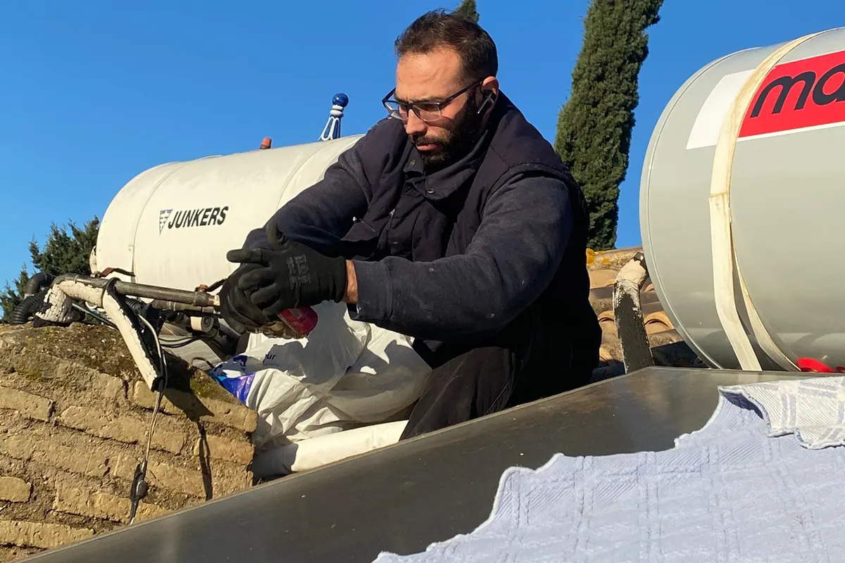 Profesional trabajando en una instalación sobre una cubierta