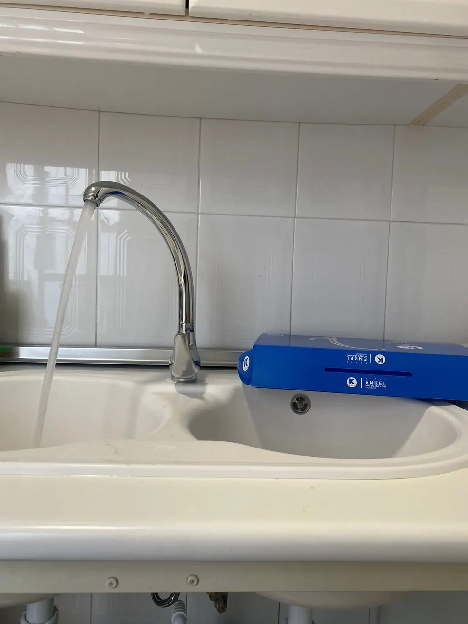 Grifo y fregadero instalados en una cocina