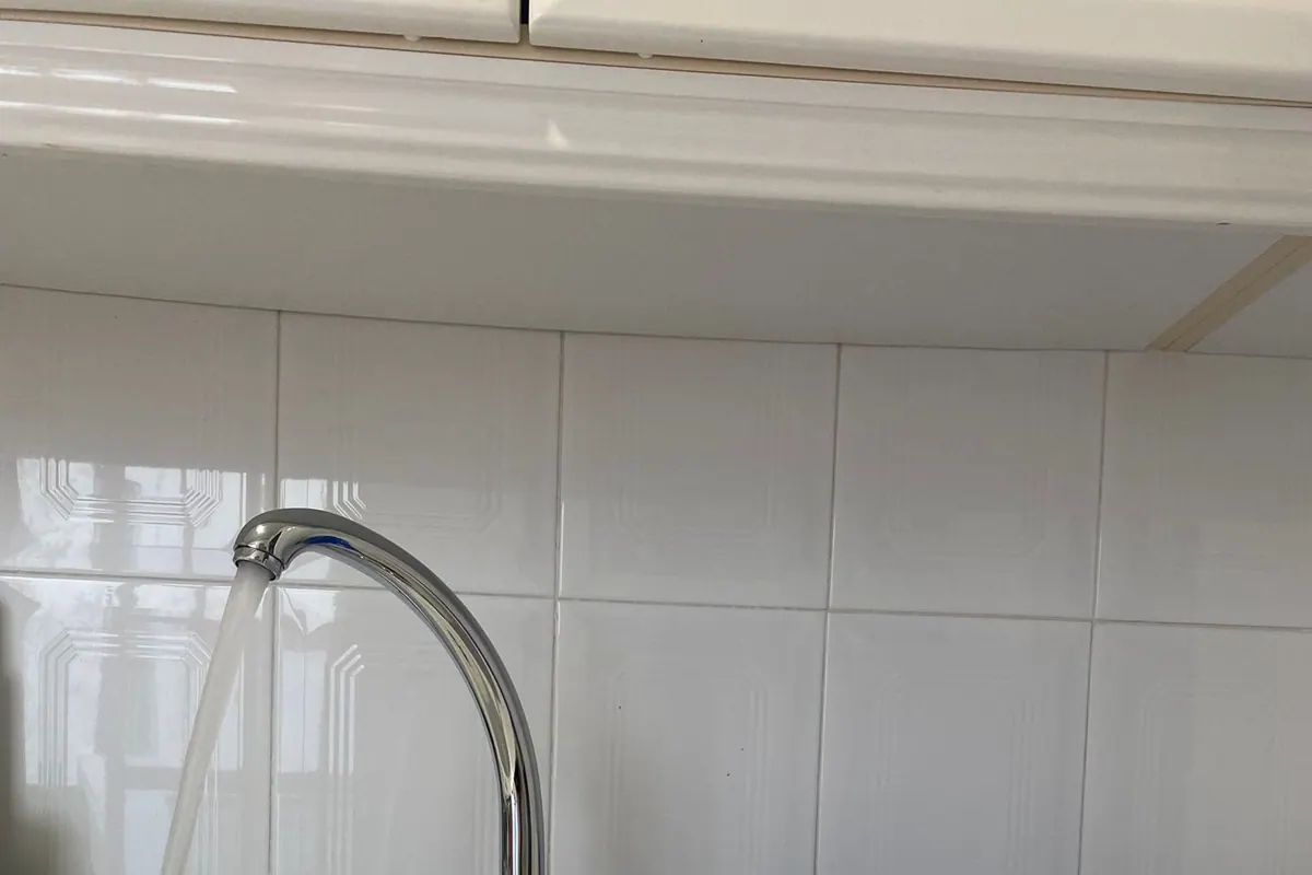 Grifo y fregadero instalados en una cocina