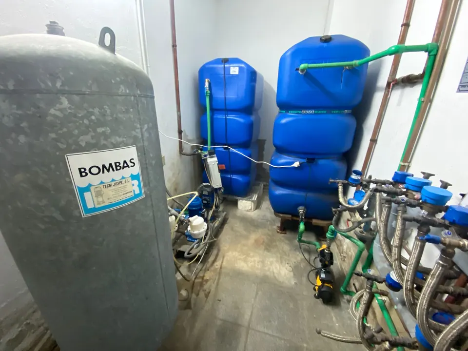 Grupo de presión junto a depósitos de agua Grupo de presión junto a depósitos de agua