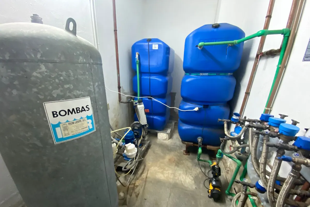 Grupo de presión junto a depósitos de agua