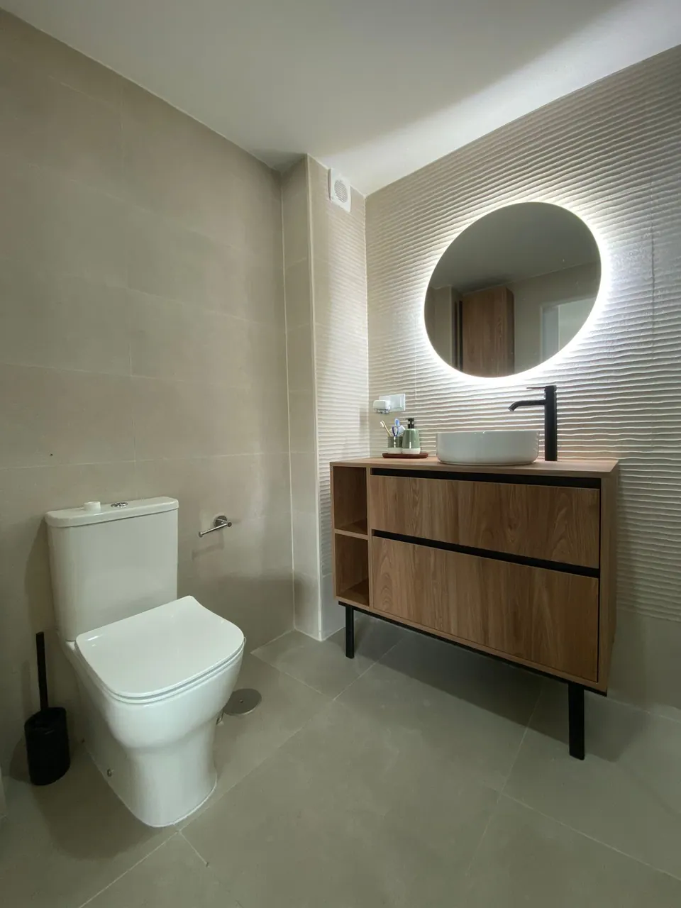 Inodoro y lavabo instalados en un baño