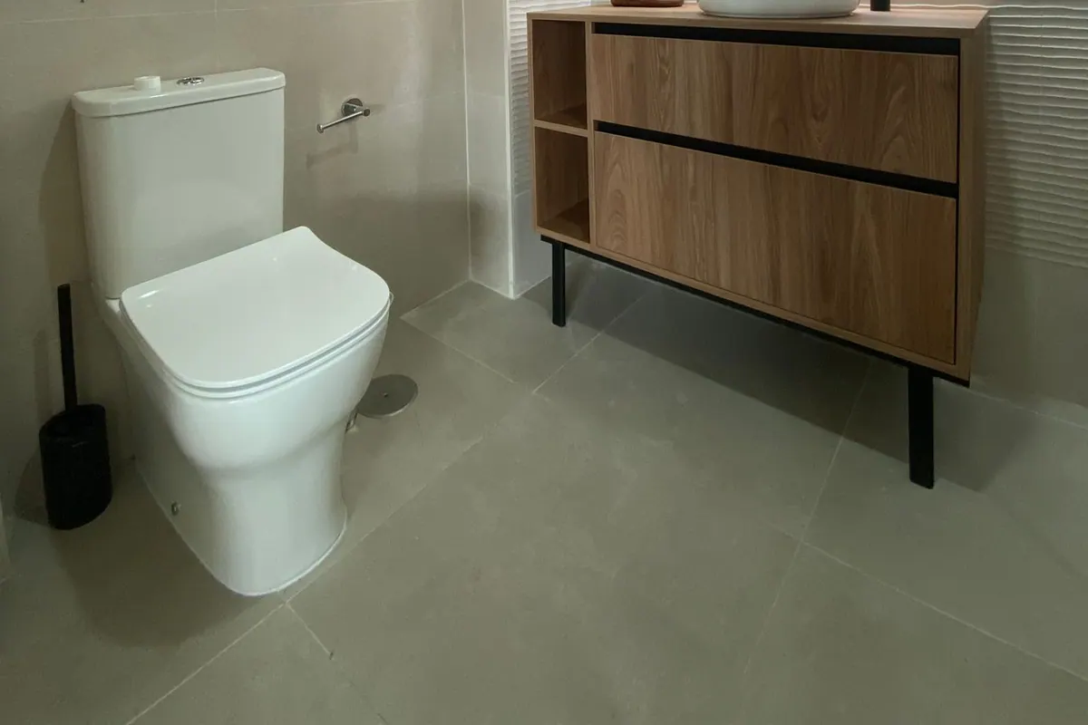 Inodoro y lavabo instalados en un baño