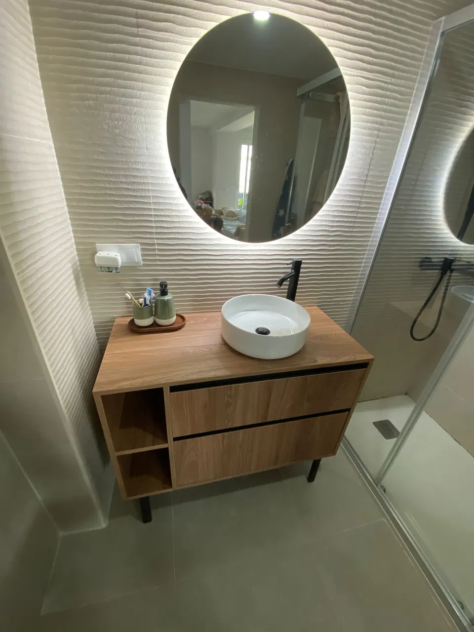 Lavabo de baño con grifería y mueble de madera