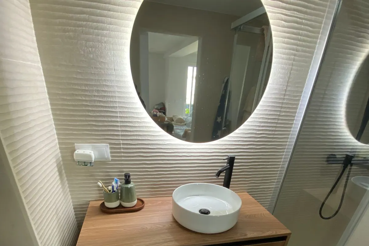 Lavabo de baño con grifería y mueble de madera