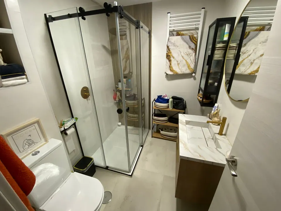 Mampara de ducha con perfiles negros instalada en un baño Mampara de ducha con perfiles negros instalada en un baño
