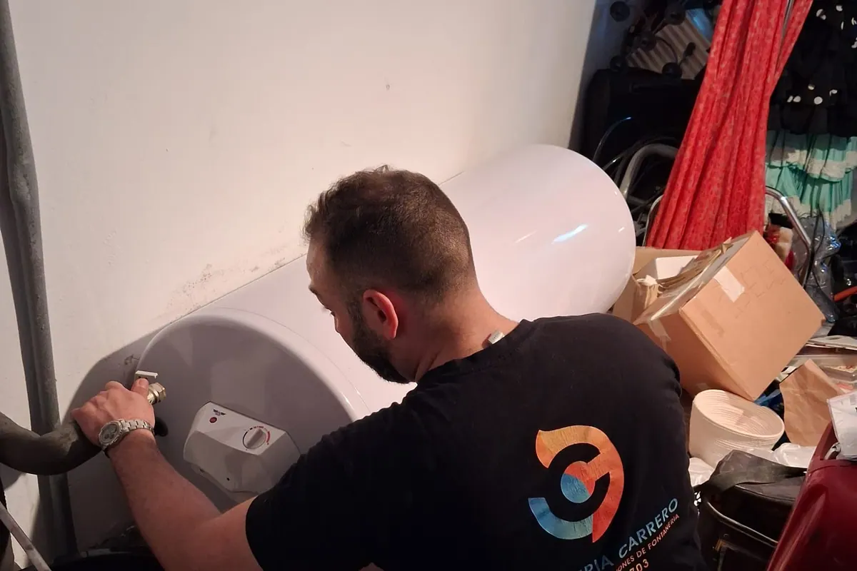 Profesional durante el montaje de un termo eléctrico